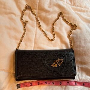 Elegant Black Heart-Embellished Clutch with Gold Chain